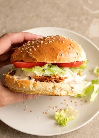 Hausgemachter Caesar Salad Crispy Chicken Burger.