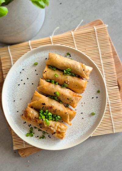 Chinesische Frühlingsrollen, nach original chinesischem Rezept, auf einem Teller serviert.