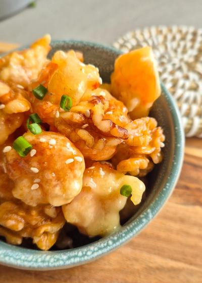 Honey Walnut Shrimp Panda Express Copycat in einer Schüssel serviert.