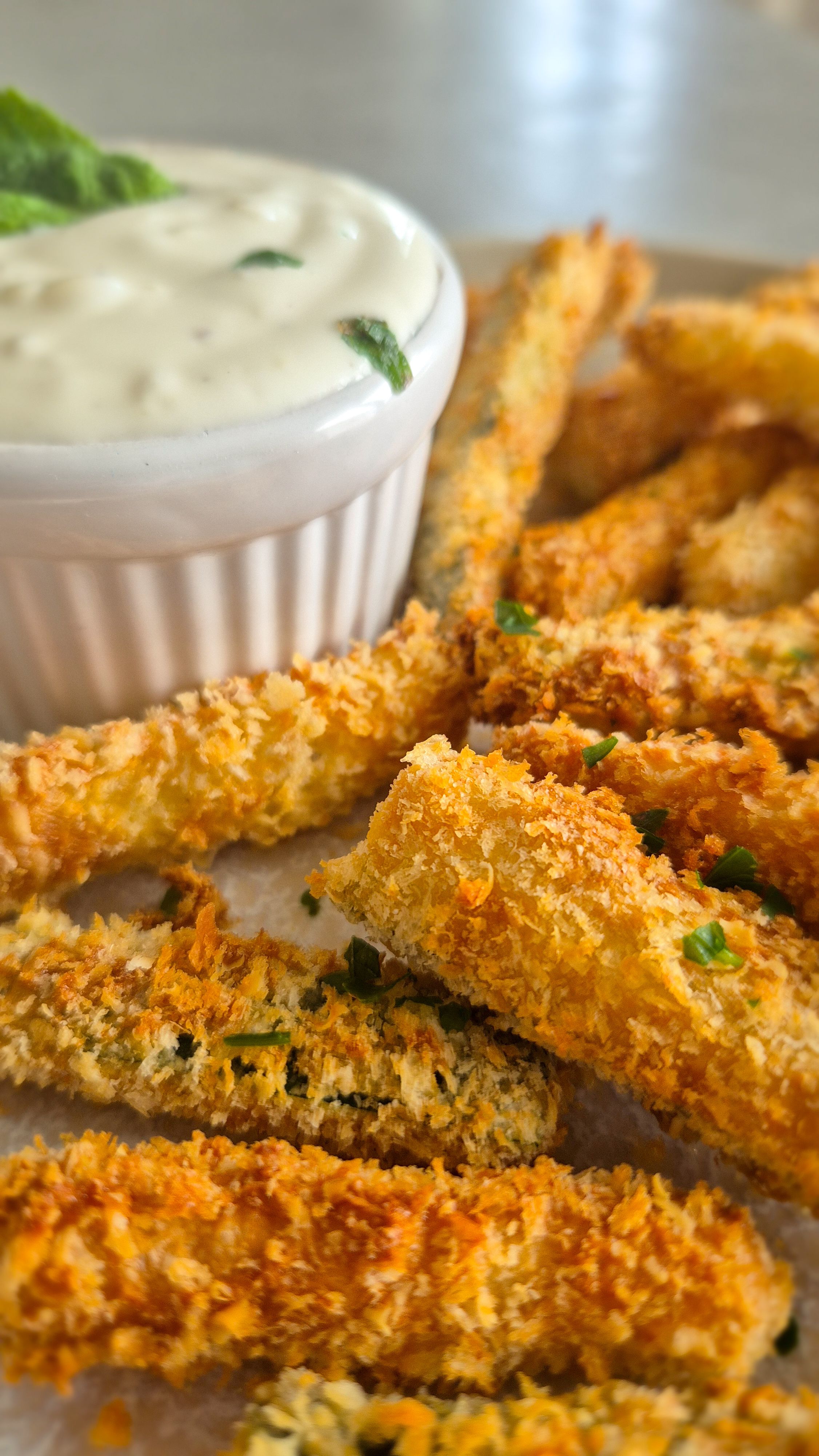 Knusprige Zucchini Pommes aus dem Airfryer mit einer Panko Panade und Zitronen Dip.