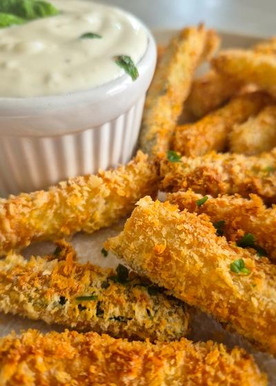 Knusprige Zucchini Pommes aus dem Airfryer mit einer Panko Panade und Zitronen Dip.