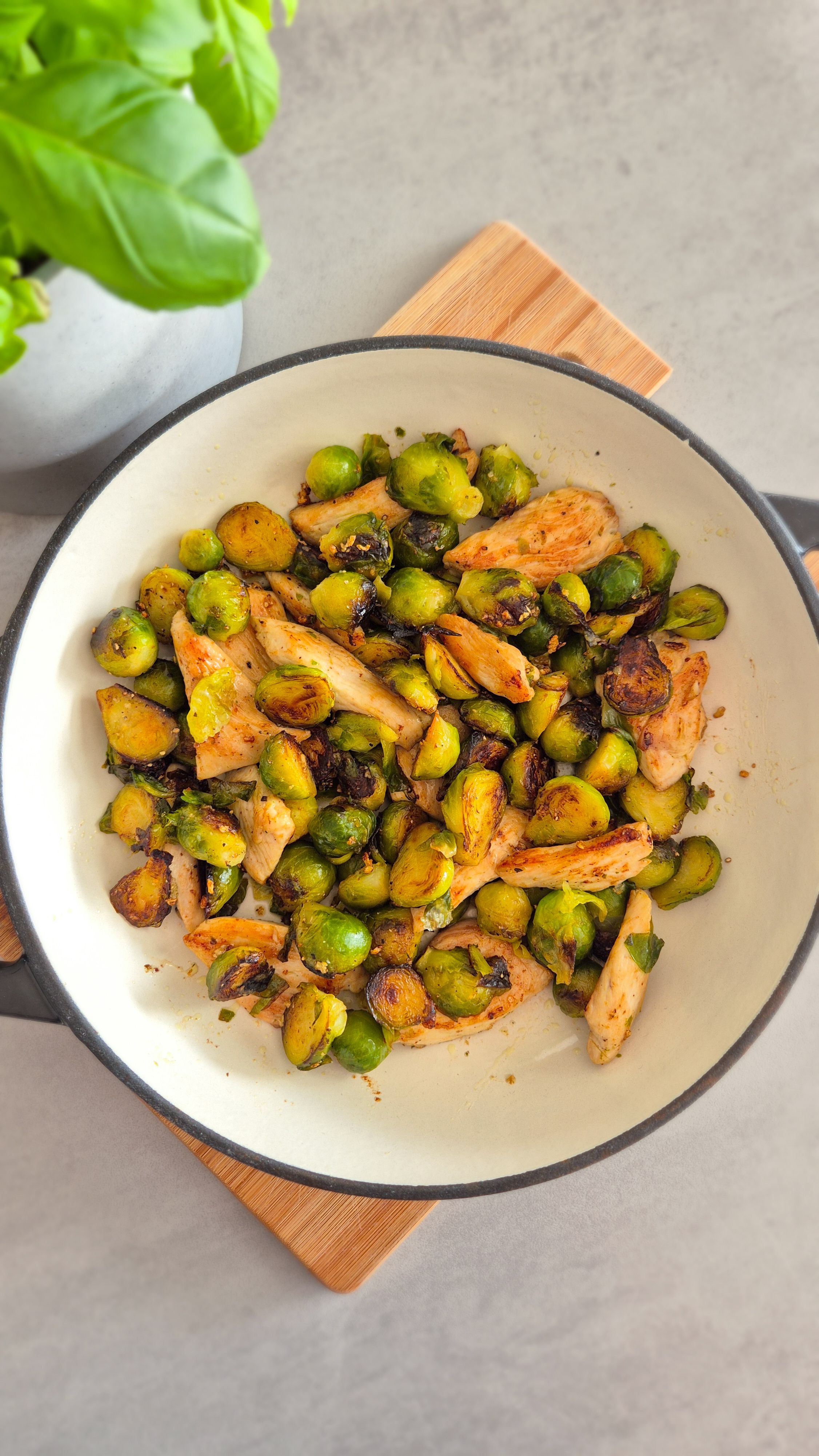 Rosenkohl-Hähnchenpfanne mit Knoblauchbutter - Thumbnail 2
