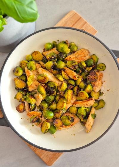 Rosenkohl-Hähnchenpfanne mit Knoblauchbutter - Bild 2