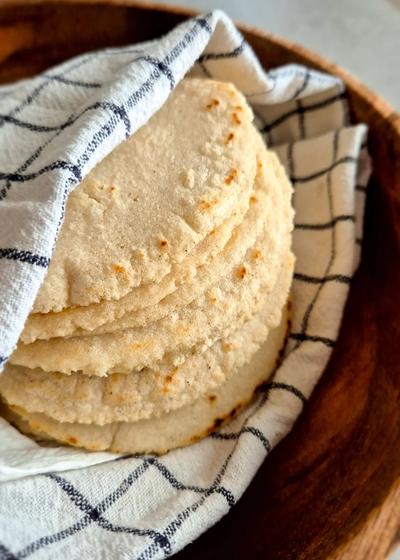 Authentische Maistortillas in einer Holzschale warmgehalten.