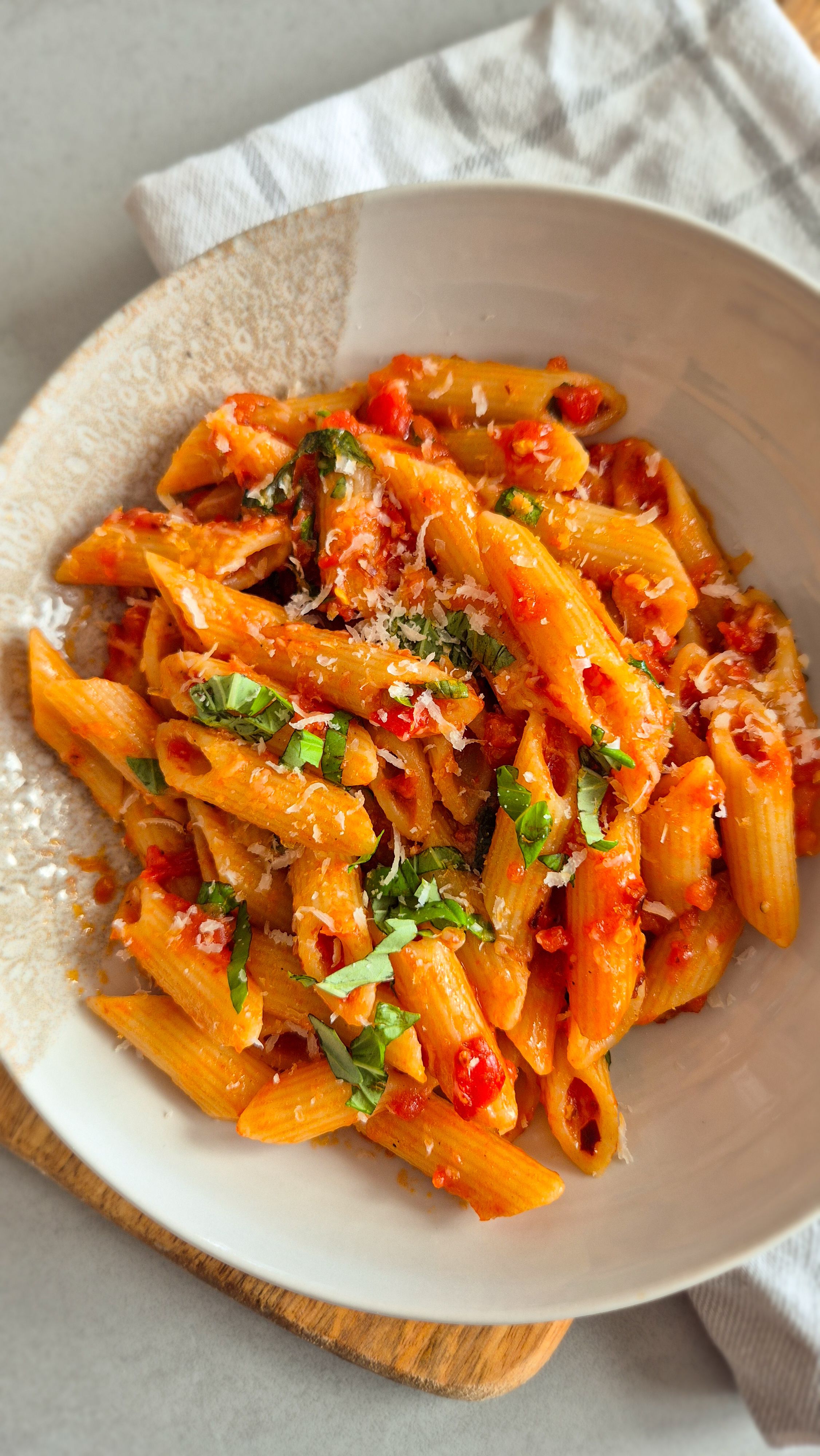 Penne all'Arrabbiata mit scharfer Chili und Perocino auf einem Teller serviert.