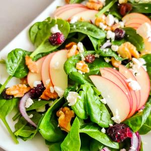 Apfel-Babyspinat-Salat: Der Salat für alle, die eigentlich keinen Salat mögen