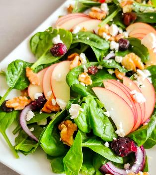 Apfel-Babyspinat-Salat: Der Salat für alle, die eigentlich keinen Salat mögen