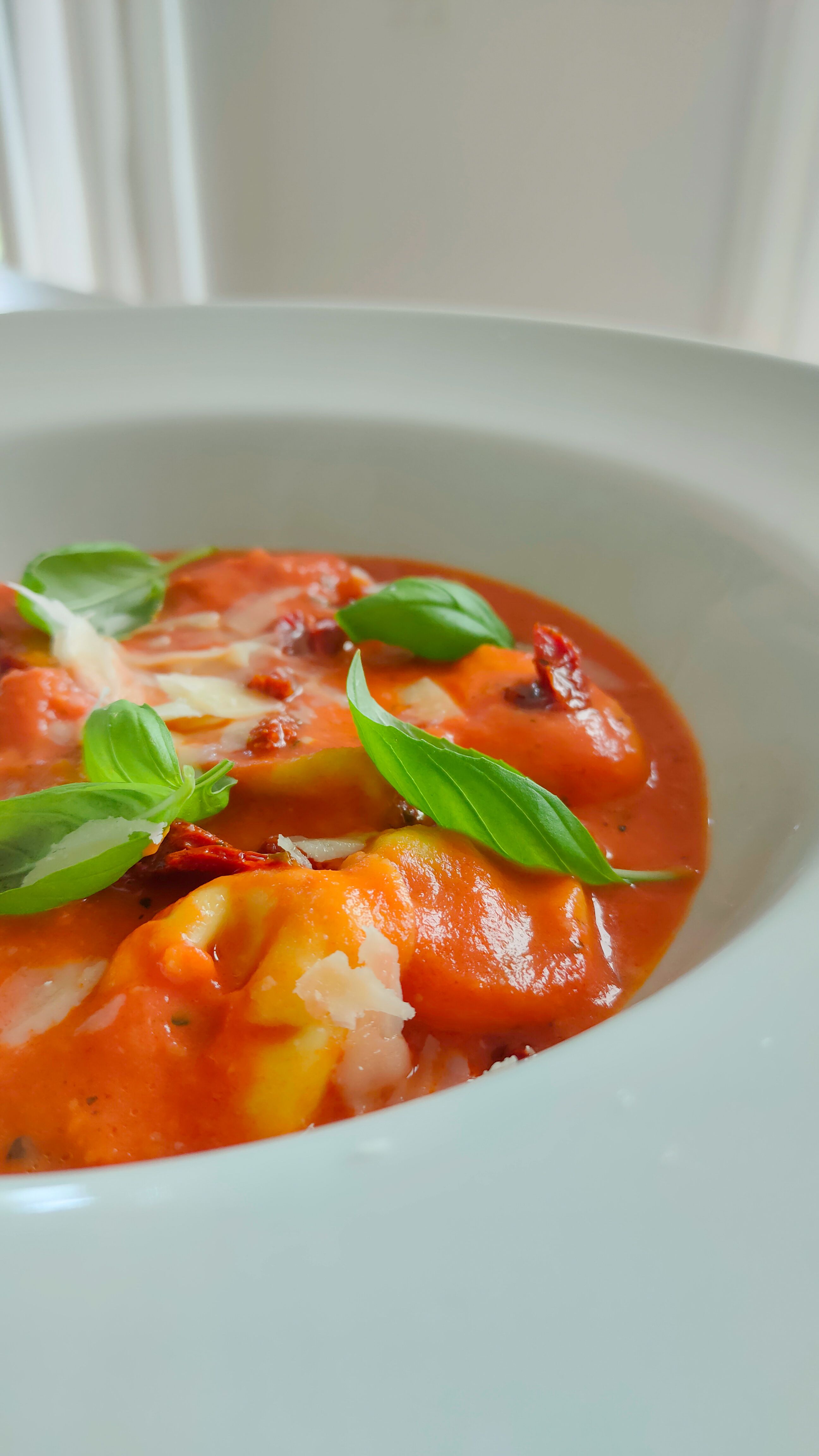 Tomaten-Tortellini-Suppe