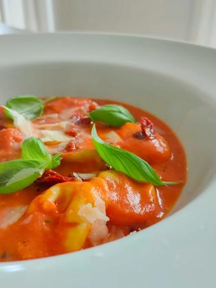 Tomaten-Tortellini-Suppe