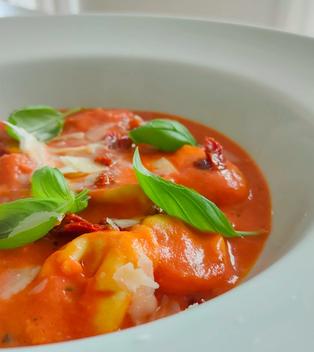 Tomaten-Tortellini-Suppe