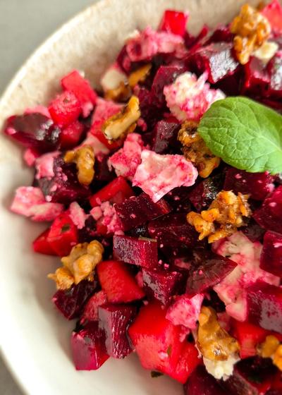 Rote Beete Salat mit Feta, Minze und kandierten Walnüssen in einer Schüssel.