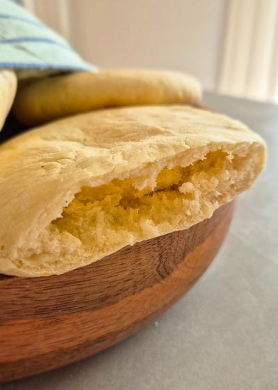 Aufgeschnittenes Pita-Brot in einer Schale. Innen mit Hohlraum zum Befüllen.