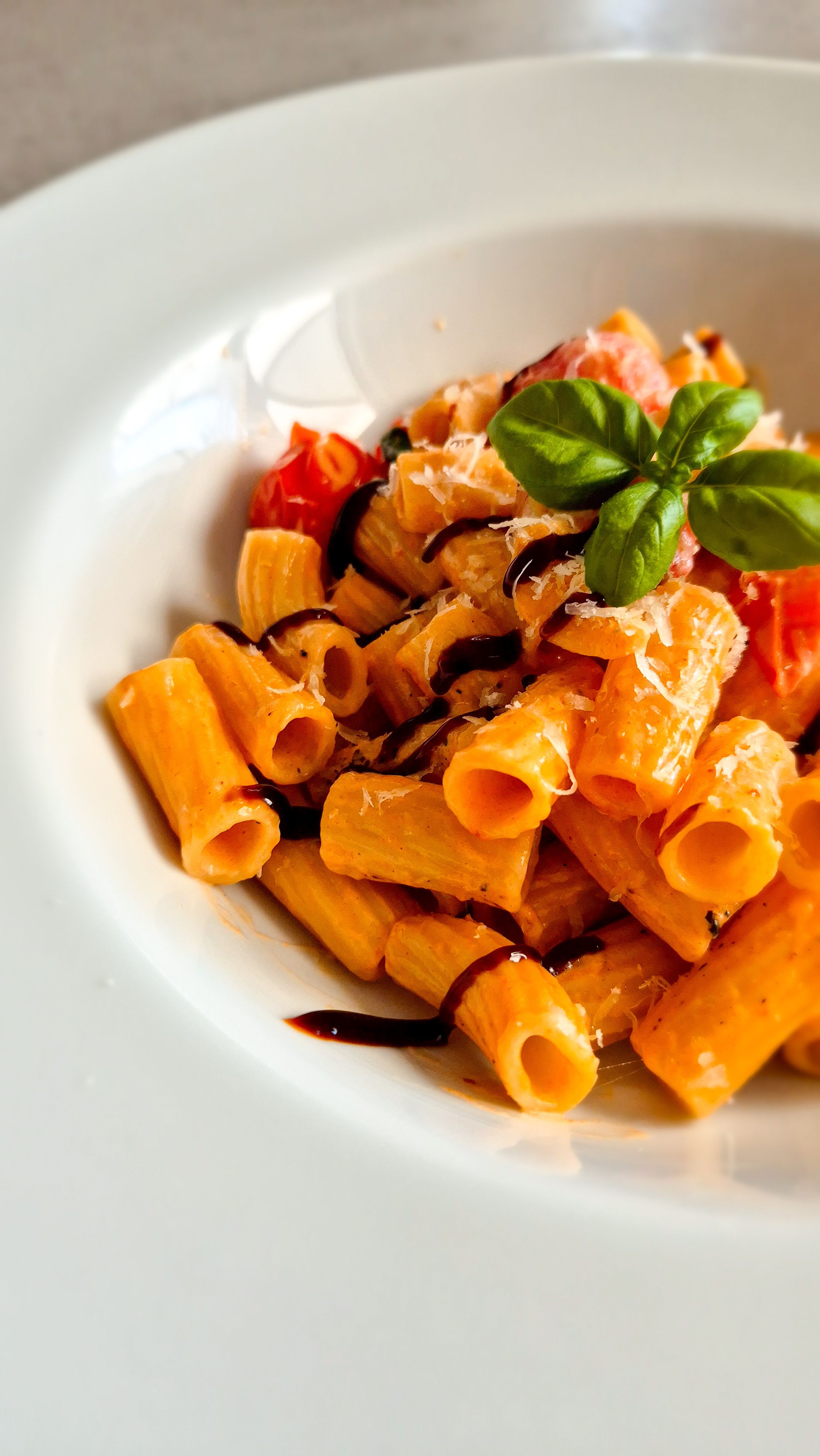 15 Minuten Tomaten-Mozzarella-Pasta - Thumbnail 2