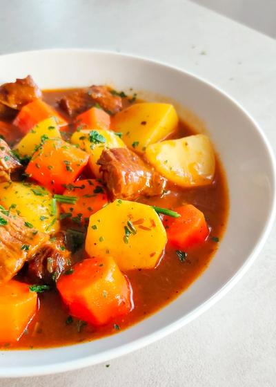 Zarter Rindertopf mit Kartoffeln, Karotten und frischen Kräutern – herzhaftes Schmorgericht für den Herbst
