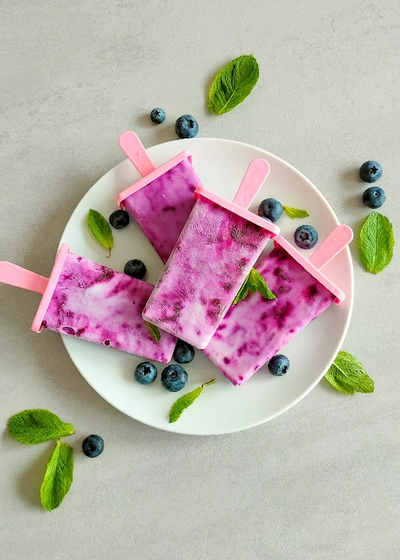 Gesundes Heidelbeer-Joghurt-Eis am Stiel.