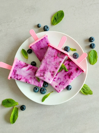 Gesundes Heidelbeer-Vanille-Eis am Stiel selber machen