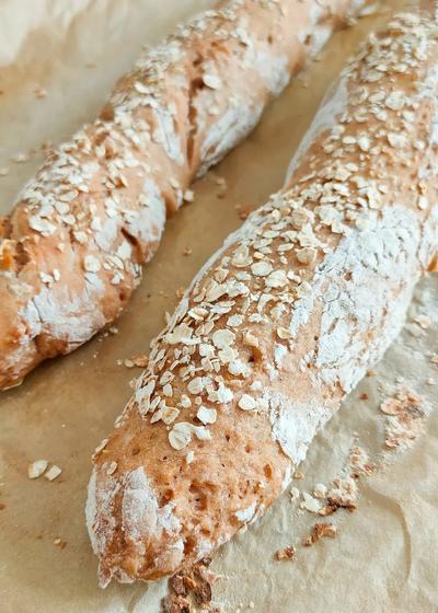 Frisches sebstgebackenes Dinkel-Roggenbrot auf einem Backblech.