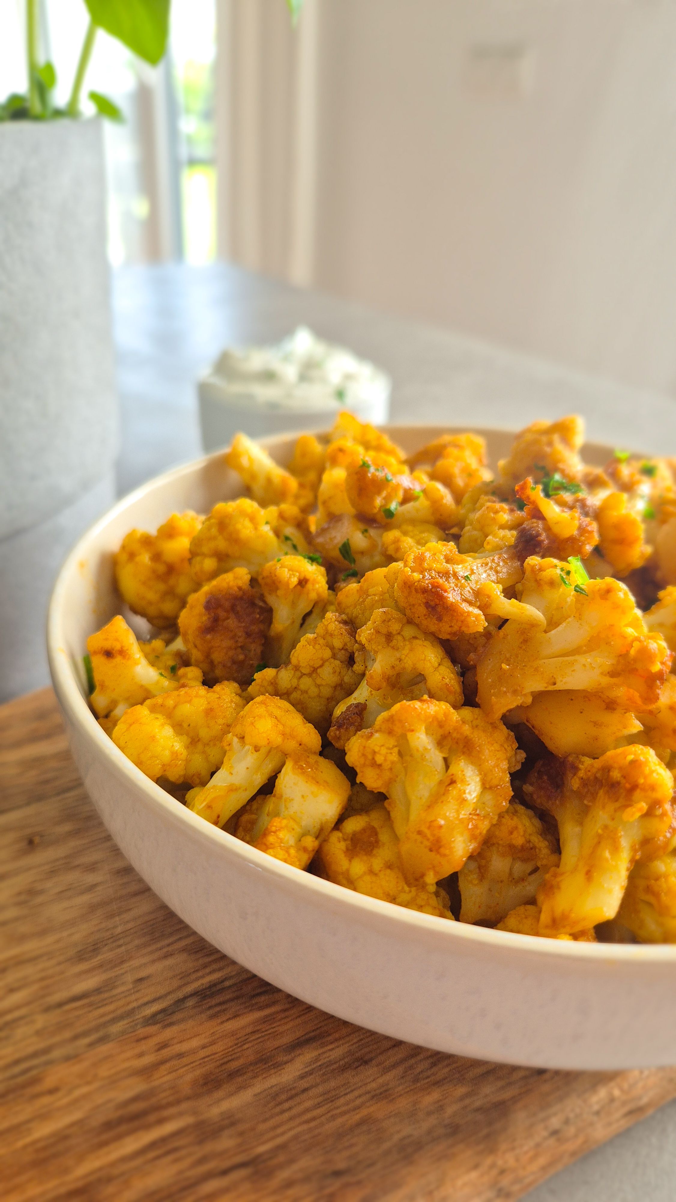 Schneller und einfacher Blumenkohl aus der Pfanne in einer Schüssel.