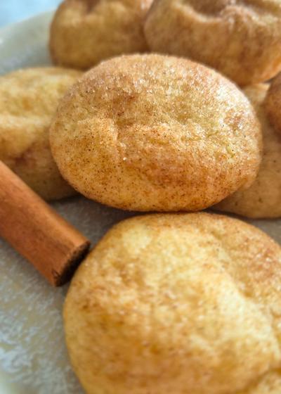 Frisch gebackene Snickerdoodles, weiche amerikanische Zimt-Cookies (Kekse) auf einem Teller serviert.