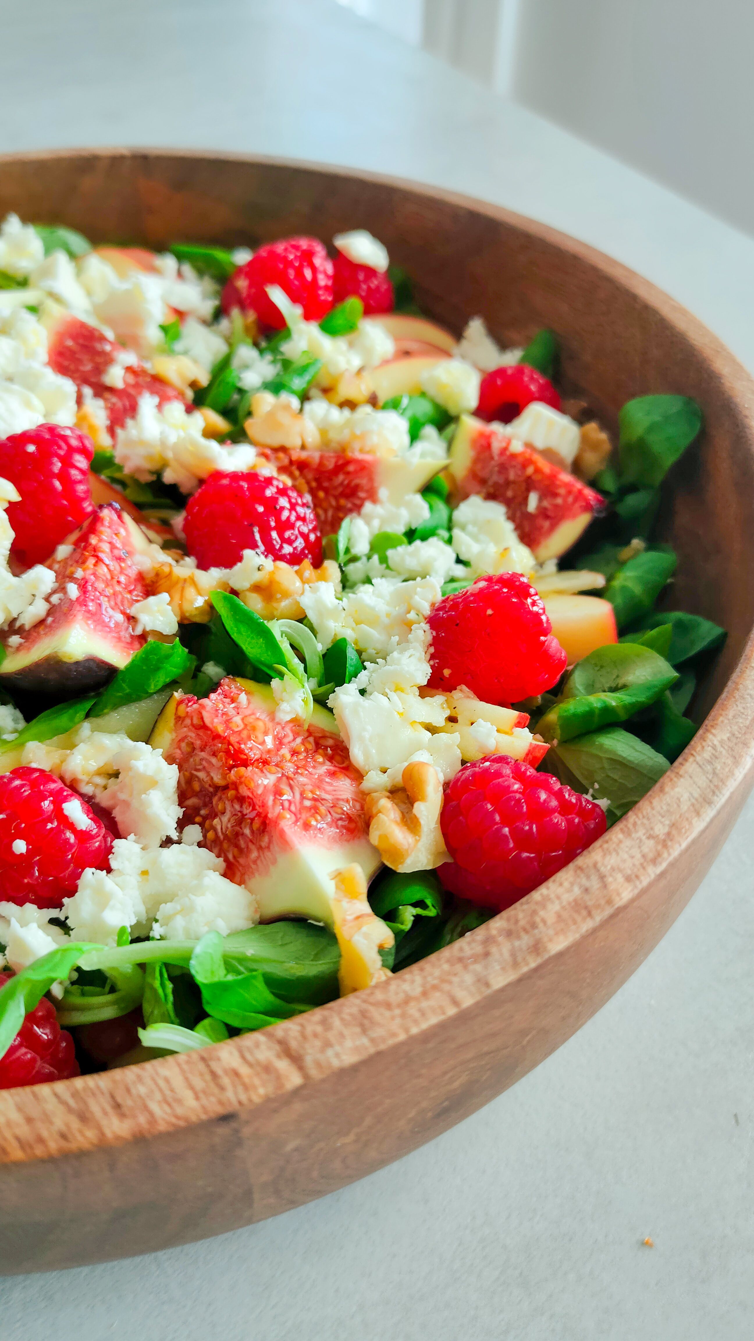 Fruchtiger Feigen-Himbeer-Salat mit Walnüssen
