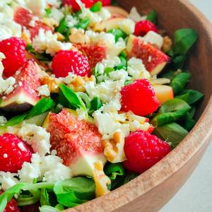 Fruchtiger Feigen-Himbeer-Salat mit Walnüssen