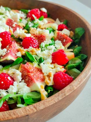 Fruchtiger Feldsalat mit Feigen, Äpfeln, Walnüssen und Himbeerdressing