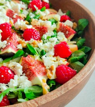 Fruchtiger Feigen-Himbeer-Salat mit Walnüssen