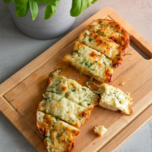 Geröstetes Knoblauchbrot mit Mozzarella