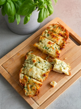 Geröstetes Knoblauchbrot mit Mozzarella