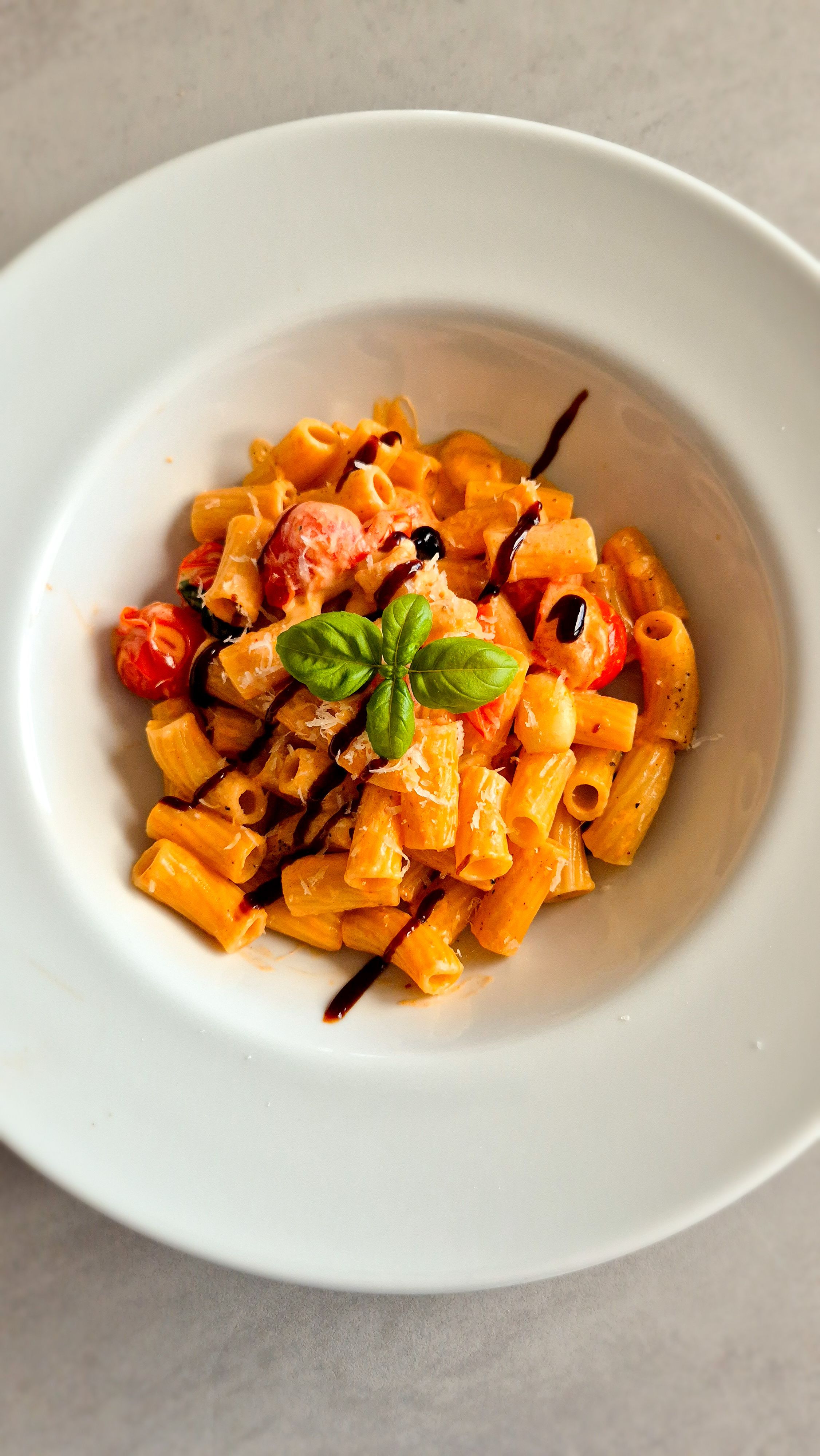 15 Minuten Tomaten-Mozzarella-Pasta