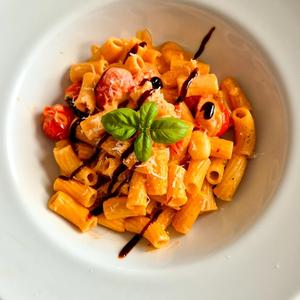 15 Minuten Tomaten-Mozzarella-Pasta