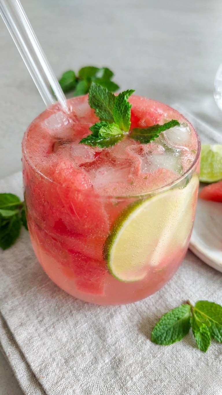 Sommerlicher Mocktail mit Wassermelone, Limette und Minze in einem Glas.