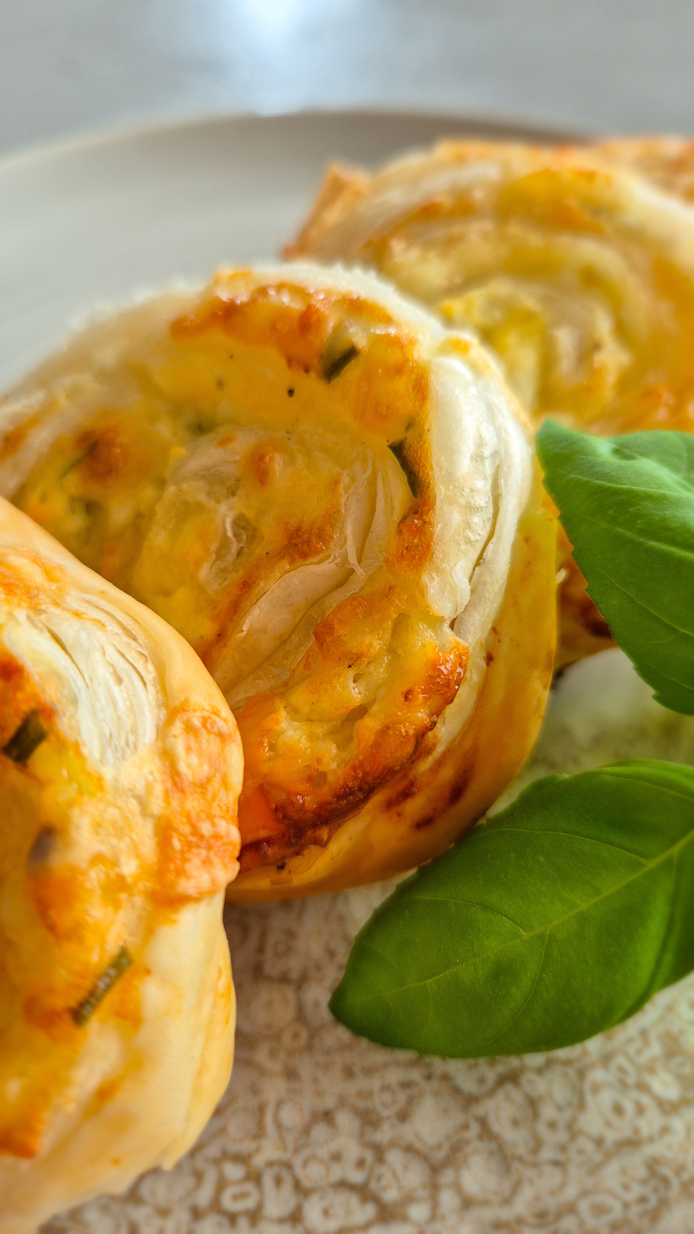 Knusprige Blätterteigschnecken mit Hüttenkäse