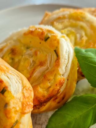Knusprige Blätterteigschnecken mit Hüttenkäse