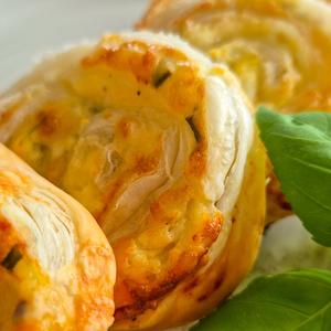Knusprige Blätterteigschnecken mit Hüttenkäse