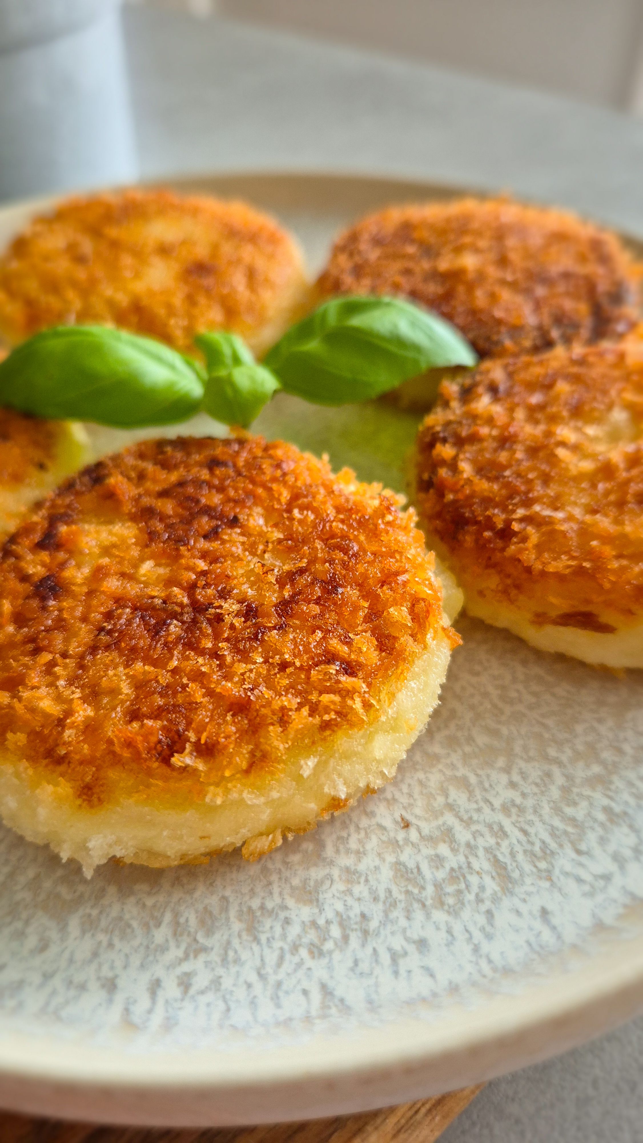 Gefüllte Kartoffeltaler mit Käse (aus Kartoffelbrei)