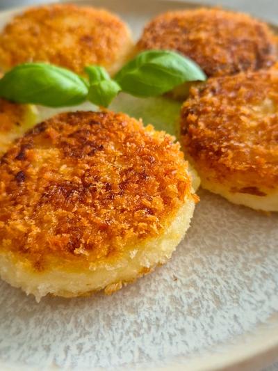 Knusprige Kartoffelbrei-Taler mit flüssigem Käsekern (Resteverwertung)