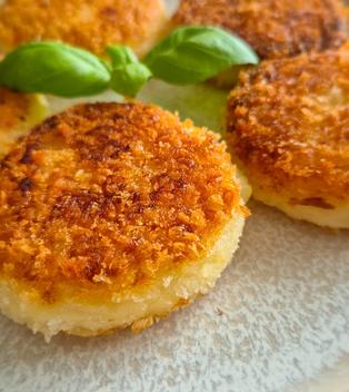 Gefüllte Kartoffeltaler mit Käse (aus Kartoffelbrei)