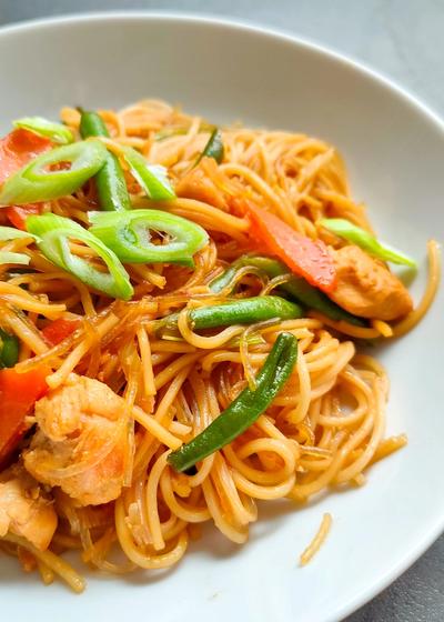 Philippinisches Pancit Bihon auf einem Teller.