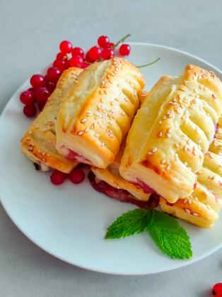 Mini Preiselbeer-Käse-Strudel