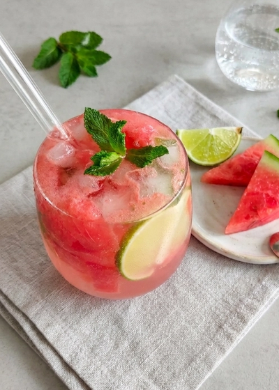 Mocktail mit Wassermelone, Limette und Minze in einem Glas.