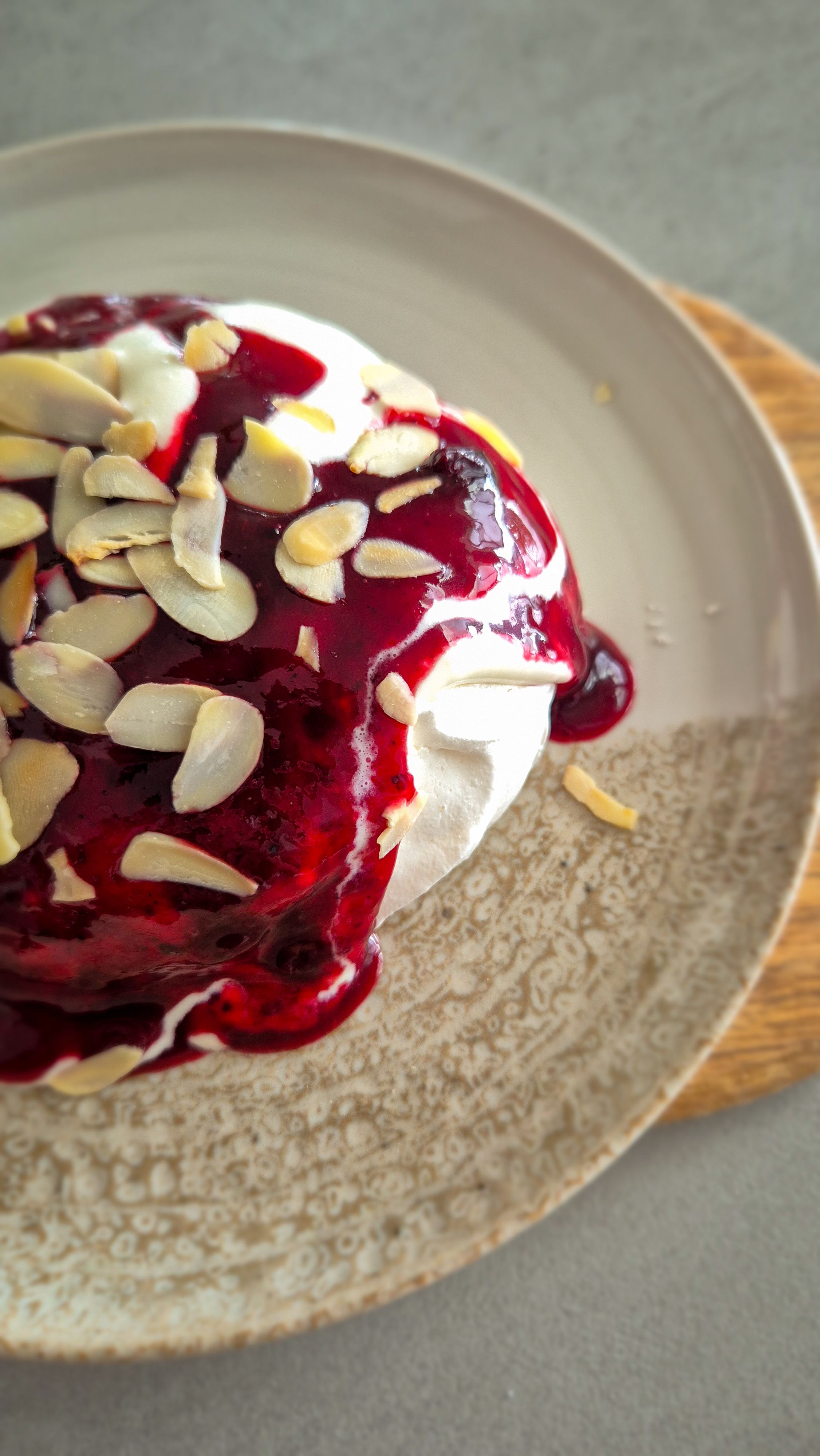 Mandel-Beeren-Meringue: Ein leckeres „Gönn-dir“-Dessert - Thumbnail 5