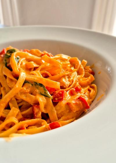 Fertige Hähnchen-Pasta mit Basilikum