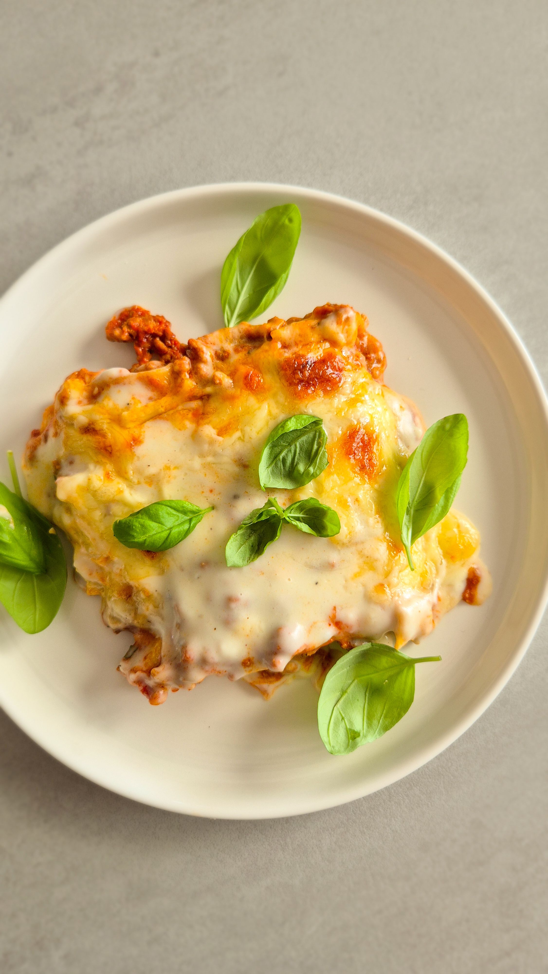 Klassische Lasagne mit würziger Sauce, cremiger Béchamel und Parmesan.