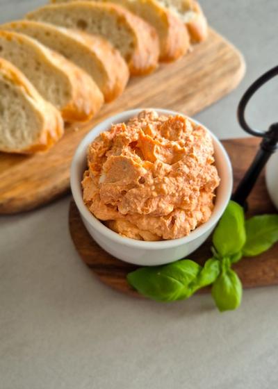 Frisches Baguette mit einem Tomate-Feta-Aufstrich oder Dip.