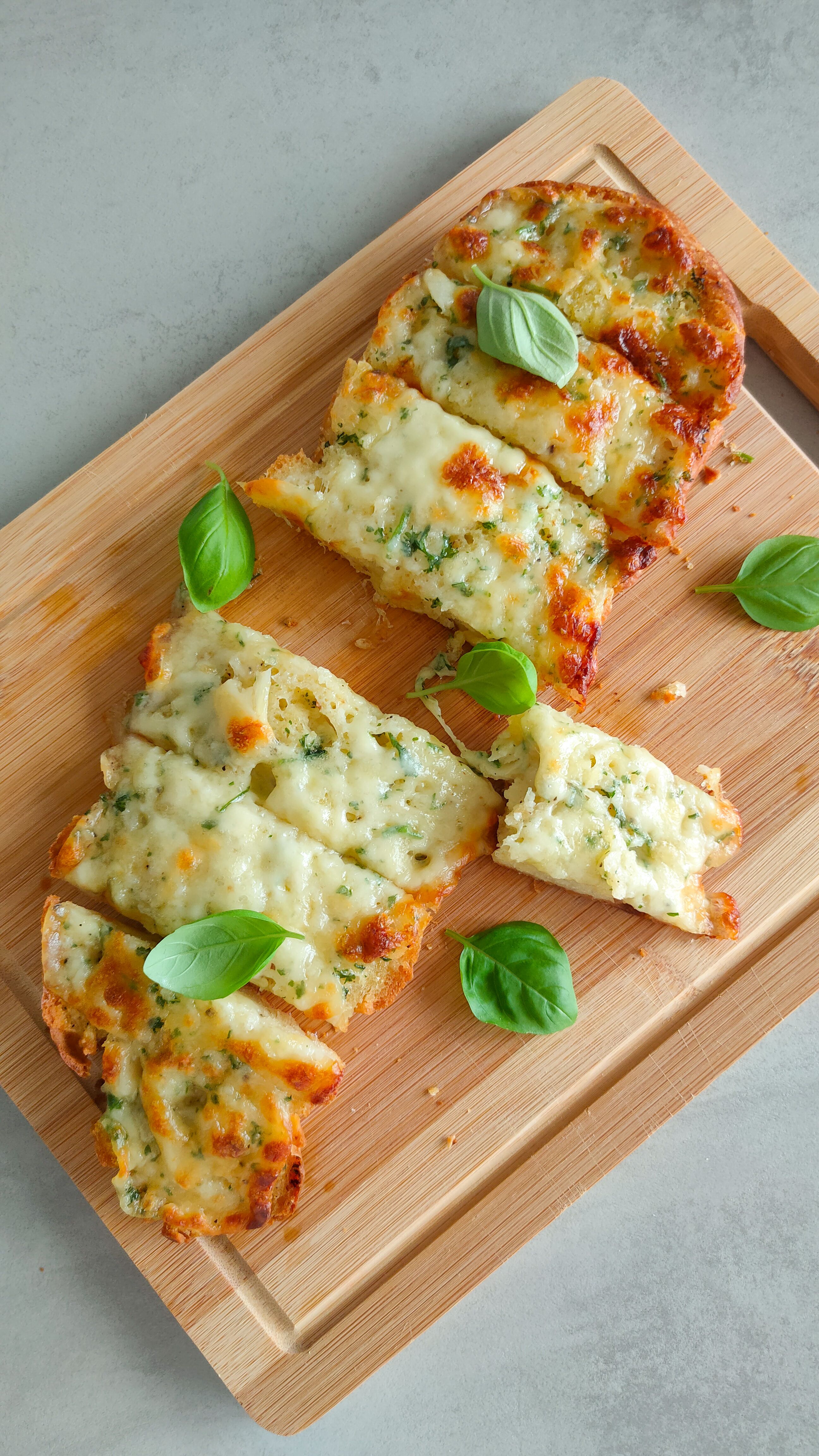 Knoblauch-Mozzarella-Baguette - Bild 2