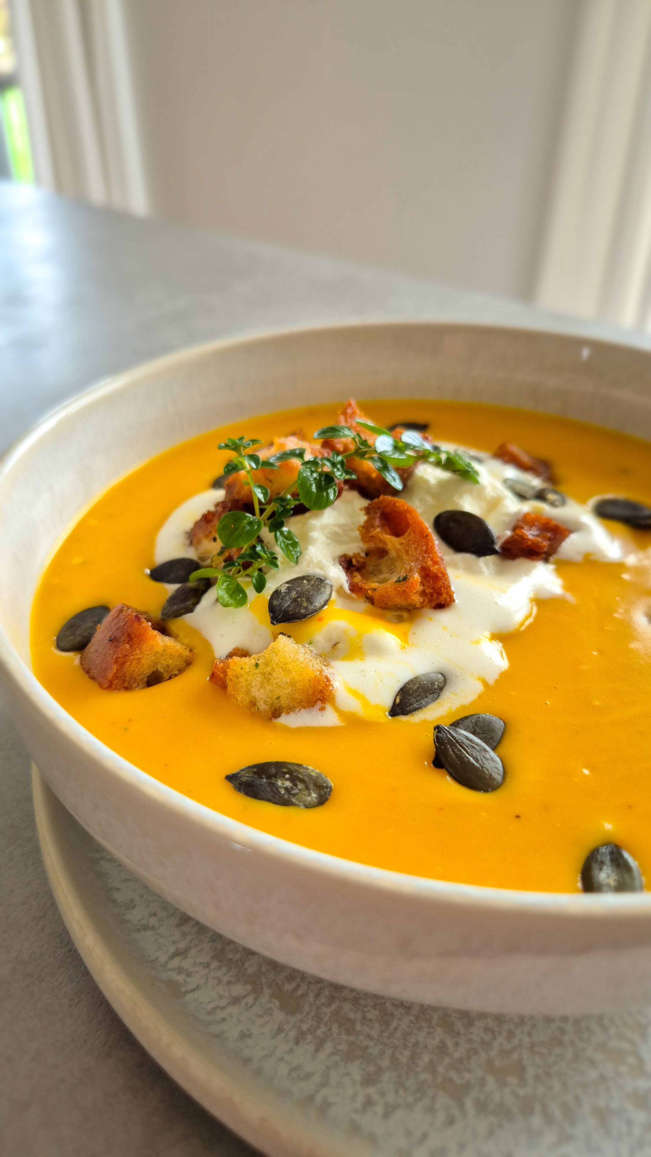 Herbstliche Kürbissuppe mit geröstetem Hokkaido, Thymian und Kürbiskernen - Thumbnail 3