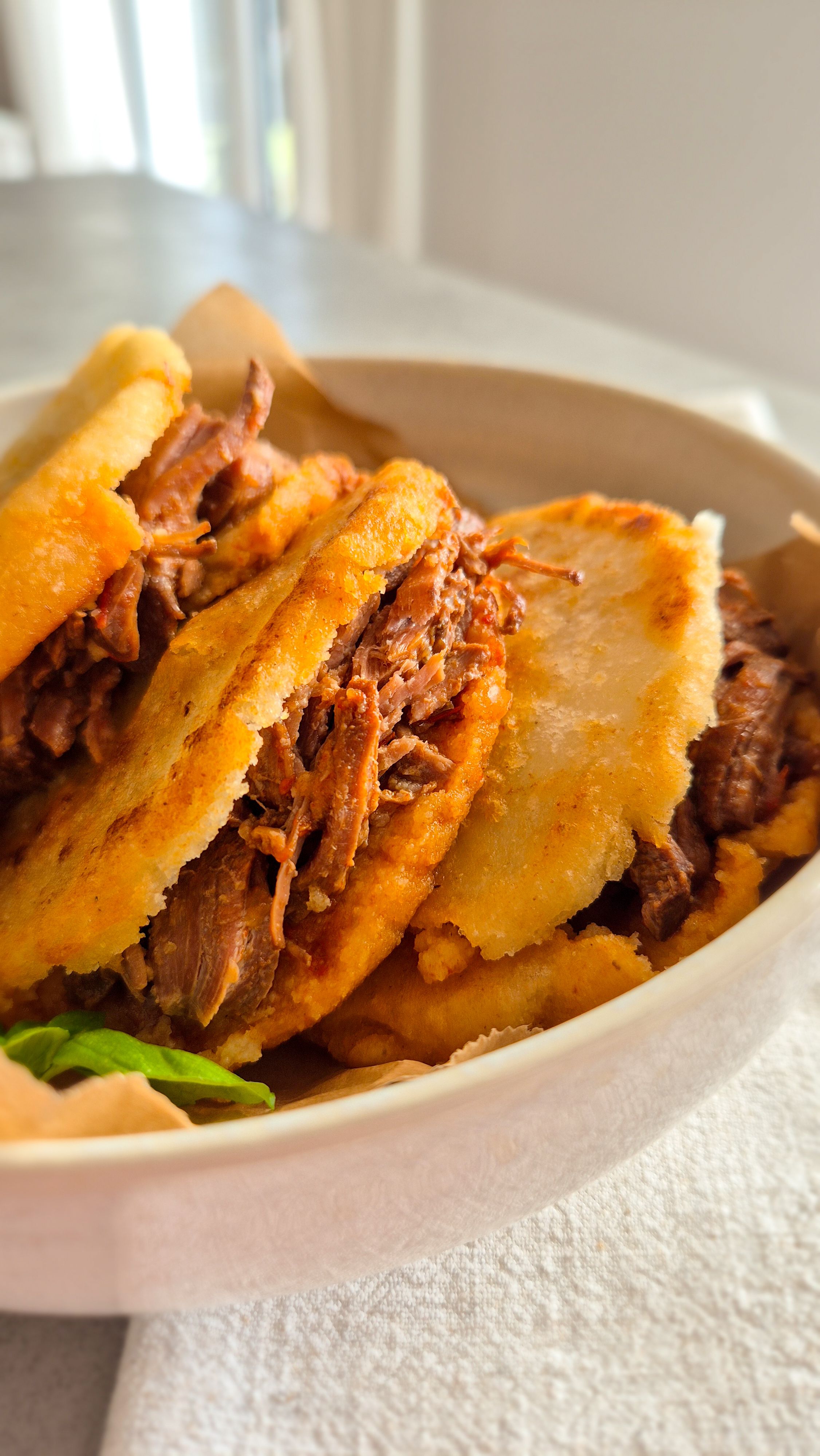 Venezolanisches Streetfood: Drei authentische Arepas mit Carne Mechada.