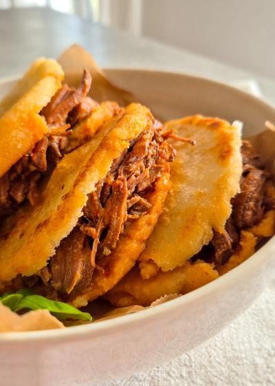 Venezolanisches Streetfood: Drei authentische Arepas mit Carne Mechada.