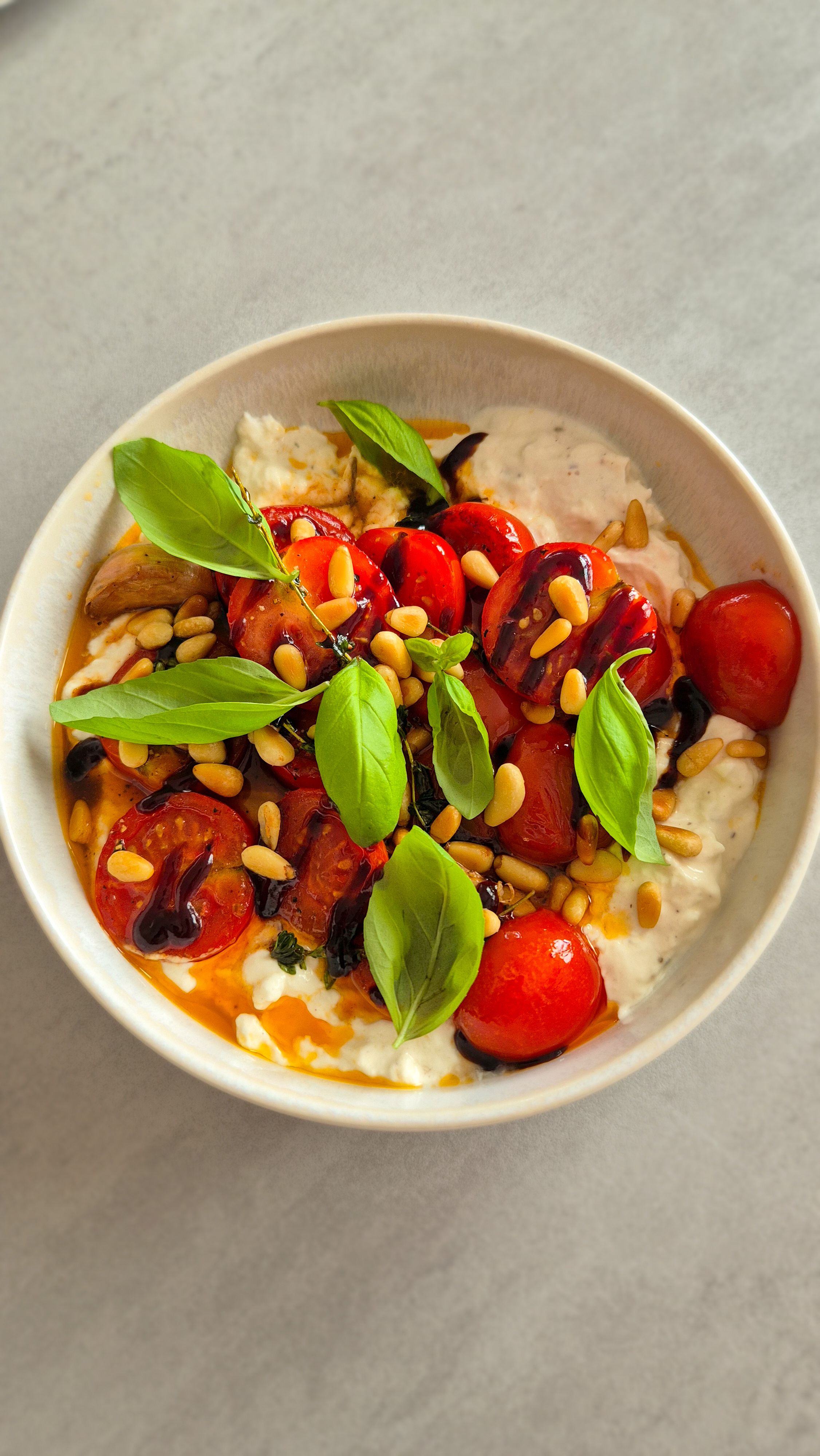 Cremiger Burrata-Dip mit geschmorten Honig-Tomaten